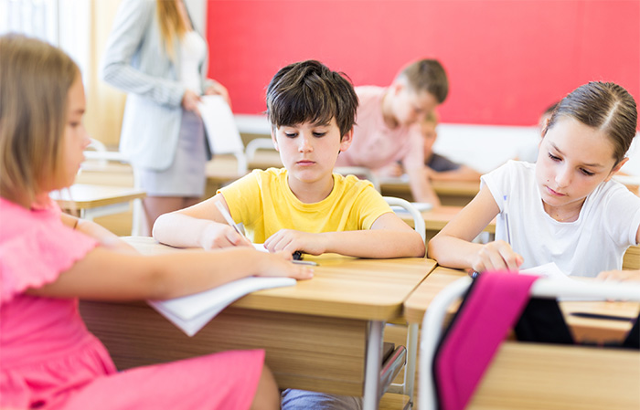 Enfants travaillant en groupe à l'école primaire