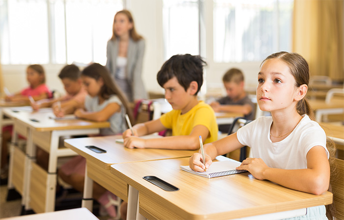Enfants travaillant en groupe à l'école primaire